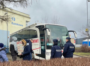 Ambulans krwiodawstwa przed komendą Policji w Brodnicy oraz osoby oddające krew