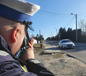 Policjanci dokonujący pomiaru prędkości pojazdów