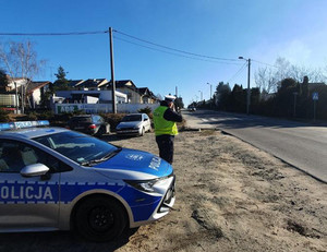 Policjanci dokonujący pomiaru prędkości pojazdów