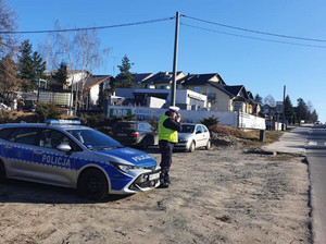 Policjanci dokonujący pomiaru prędkości pojazdów