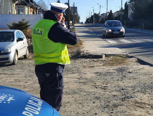 Policjanci dokonujący pomiaru prędkości pojazdów