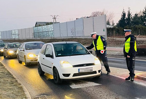 Policjanci kontrolujący stan trzeźwości kierowców