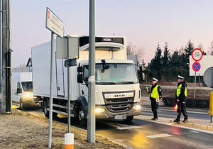 Policjanci kontrolujący stan trzeźwości kierowców