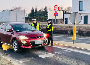 Policjanci kontrolujący stan trzeźwości kierowców