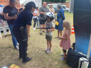 Policjantki rozdają dzieciom prezenty