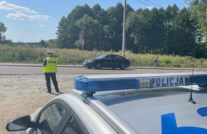 Policjantka dokonująca pomiaru prędkości pojazdów
