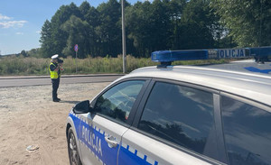 Policjantka dokonująca pomiaru prędkości pojazdów