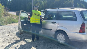 Policjantka dokonująca pomiaru prędkości pojazdów