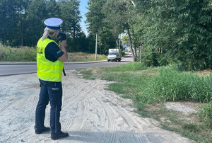 Policjantka dokonująca pomiaru prędkości pojazdów