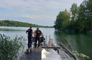 Policjanci patrolują jeziora