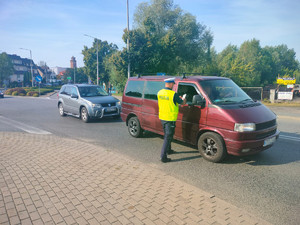 Policjanci przy przejeździe kolejowym