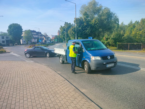 Policjanci przy przejeździe kolejowym