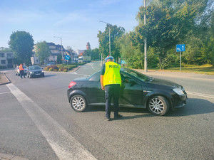 Policjanci przy przejeździe kolejowym