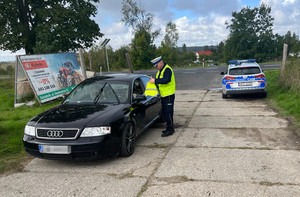 Policjanci rozdający elementy odblaskowe podczas działań