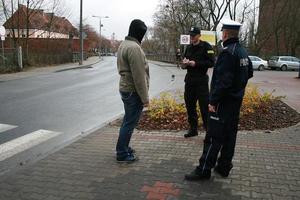 Policjanci legitymujący pieszego