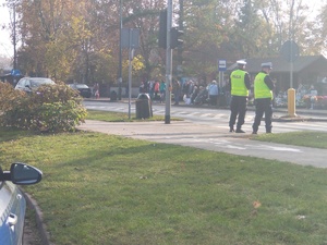 Policjanci przy cmentarzach kierujący ruchem