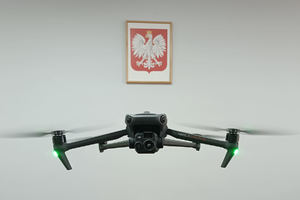 dron w zawisie