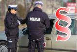 policjanci  przy samochodzie