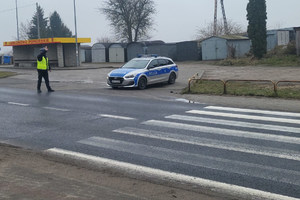 umundurowany policjant na drodze