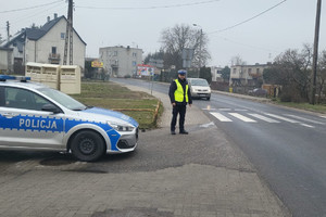 umundurowany policjant na drodze