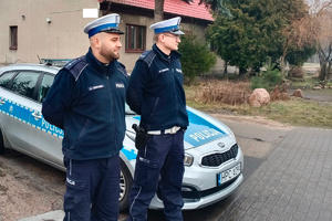 umundurowani policjanci na drodze