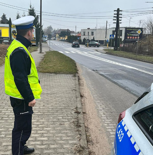 umundurowany policjant na drodze