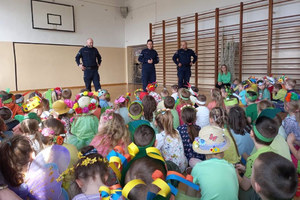 policjanci prowadzą prelekcję z uczniami szkoły