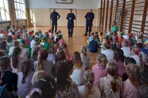 policjanci prowadzą prelekcję z uczniami szkoły