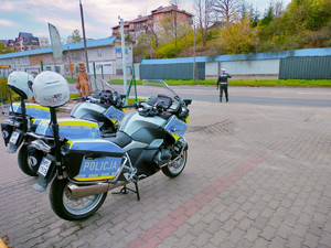 oznakowane policyjne motocykle