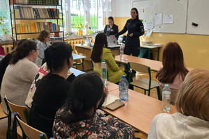 uczestnicy prelekcji wraz z walizką edukacyjną