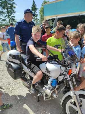 zdjęcie dzieci z motocyklem policyjnym